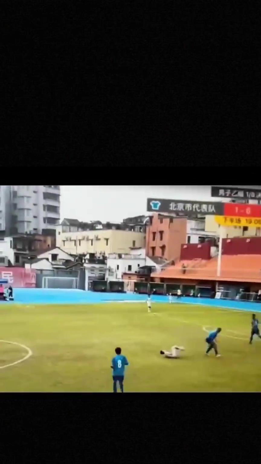 太可怕了！全運會驚現殺人足球，球員將對手直接踢骨折