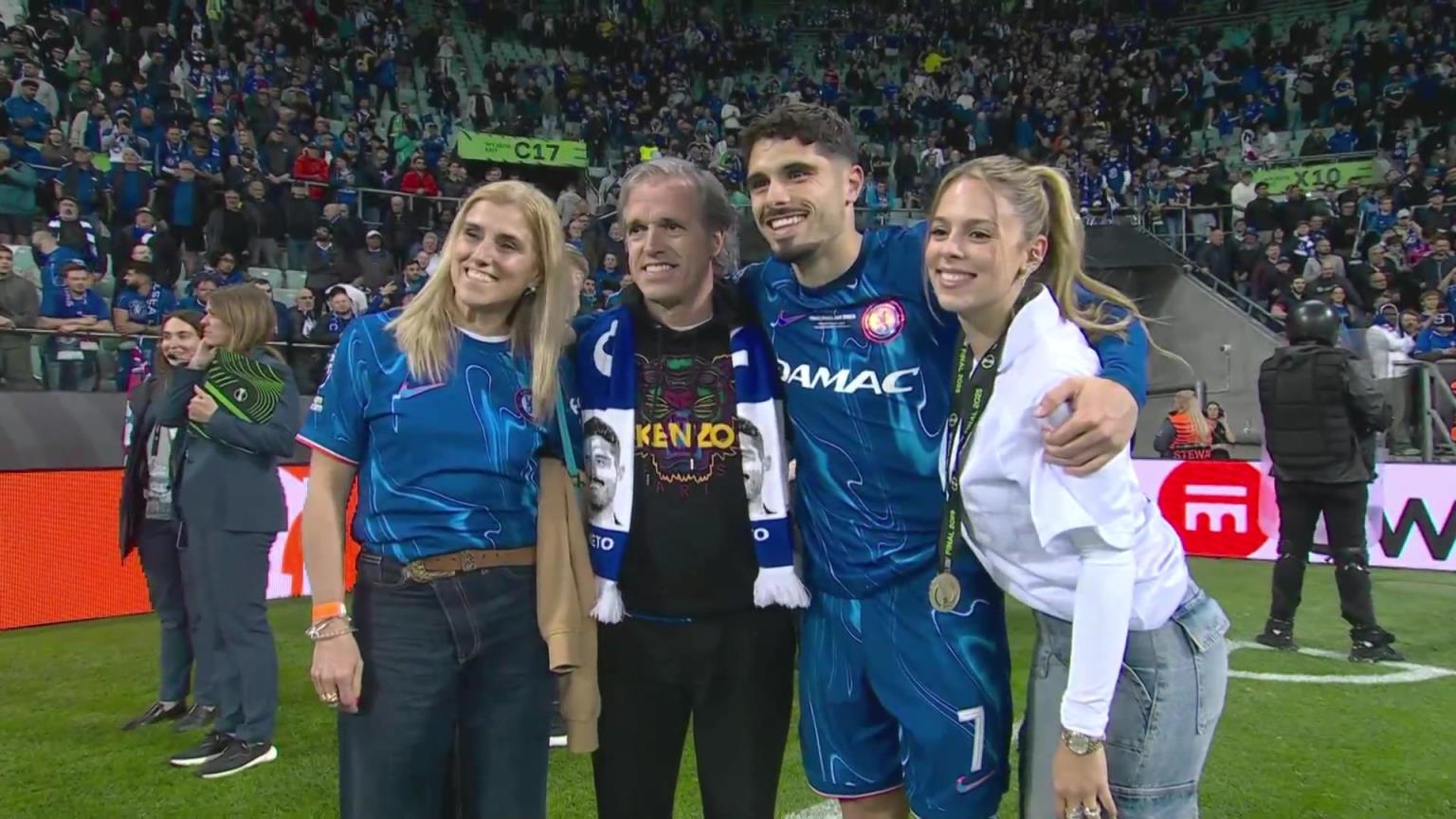 內托好福氣!奪冠后高顏值女友來合照,身材相當哇塞!