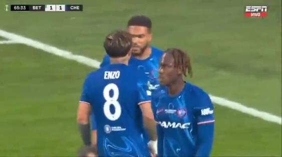 繼續干!恩佐進球后給了詹姆斯一巴掌,兩人頂頭互相打氣