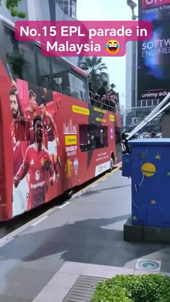 游街示眾?曼聯在馬來西亞街頭大巴游行,球迷笑噴