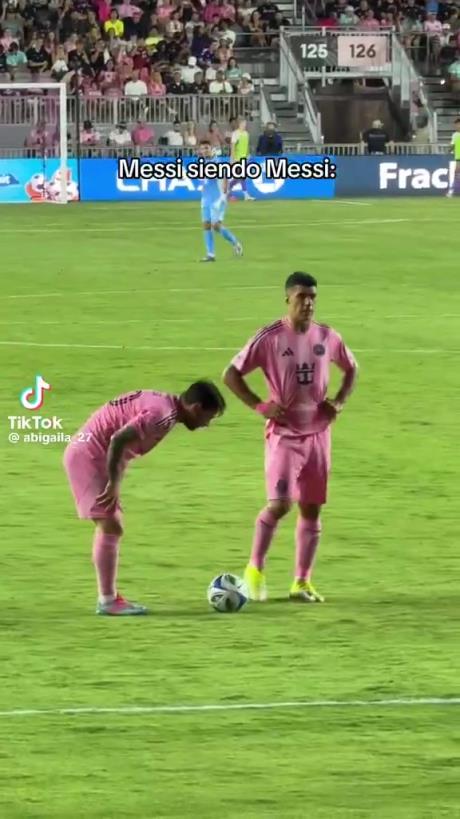 哈哈!梅西擺任意球偷偷往前挪被裁判抓包