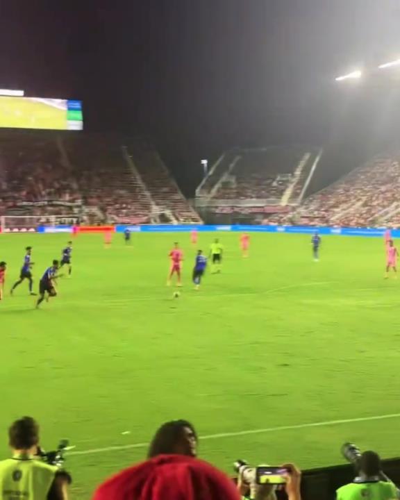 梅老板為了給蘇亞雷斯送個助攻,也是拼了啊