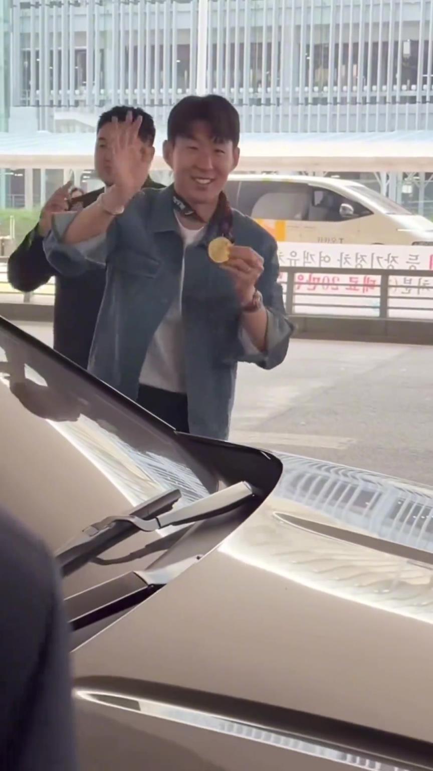 衣錦還鄉!孫興慜返回韓國,眾多女球迷讓其把歐聯獎牌戴上