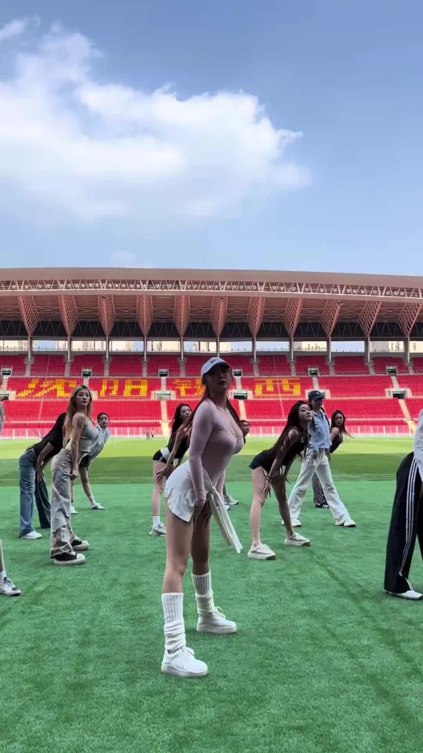 好看!在彩排的遼寧鐵人啦啦隊小姐姐們