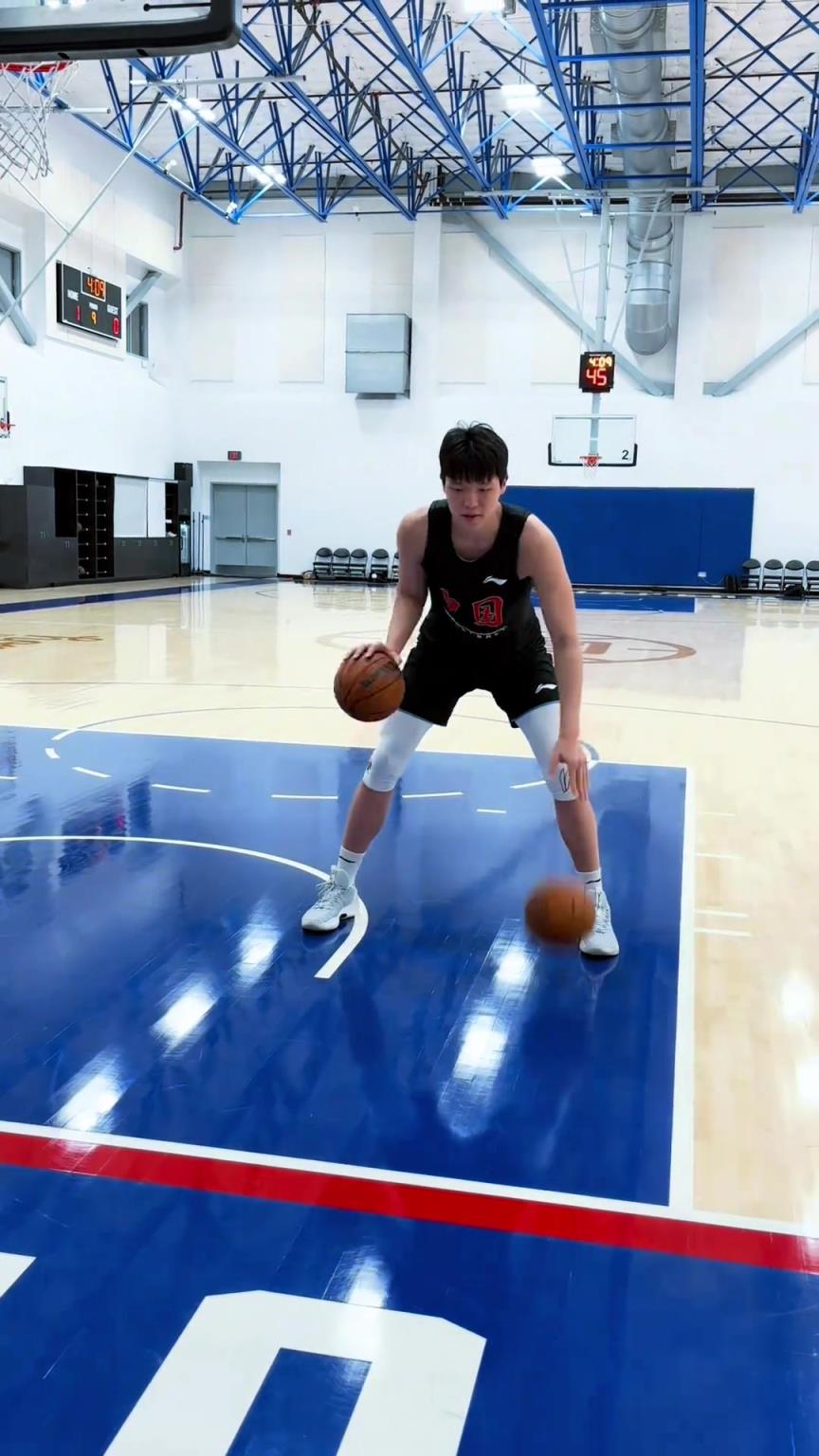 楊瀚森今日份訓練!這個左右手運球協調性真不錯