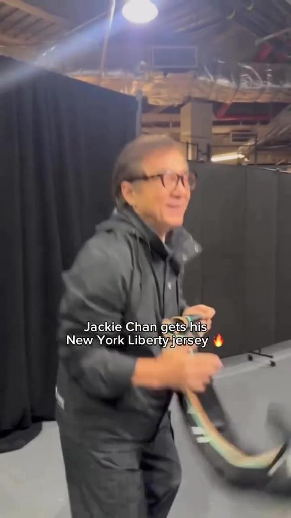 肌肉記憶!成龍這幾下空氣運球像是進了家具城