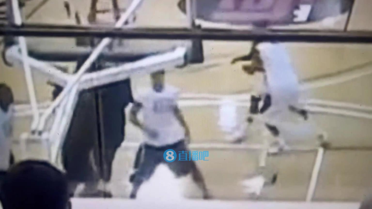 引熱議!美媒翻舊賬:當年詹姆斯被大學生隔扣,耐克沒收了錄像帶