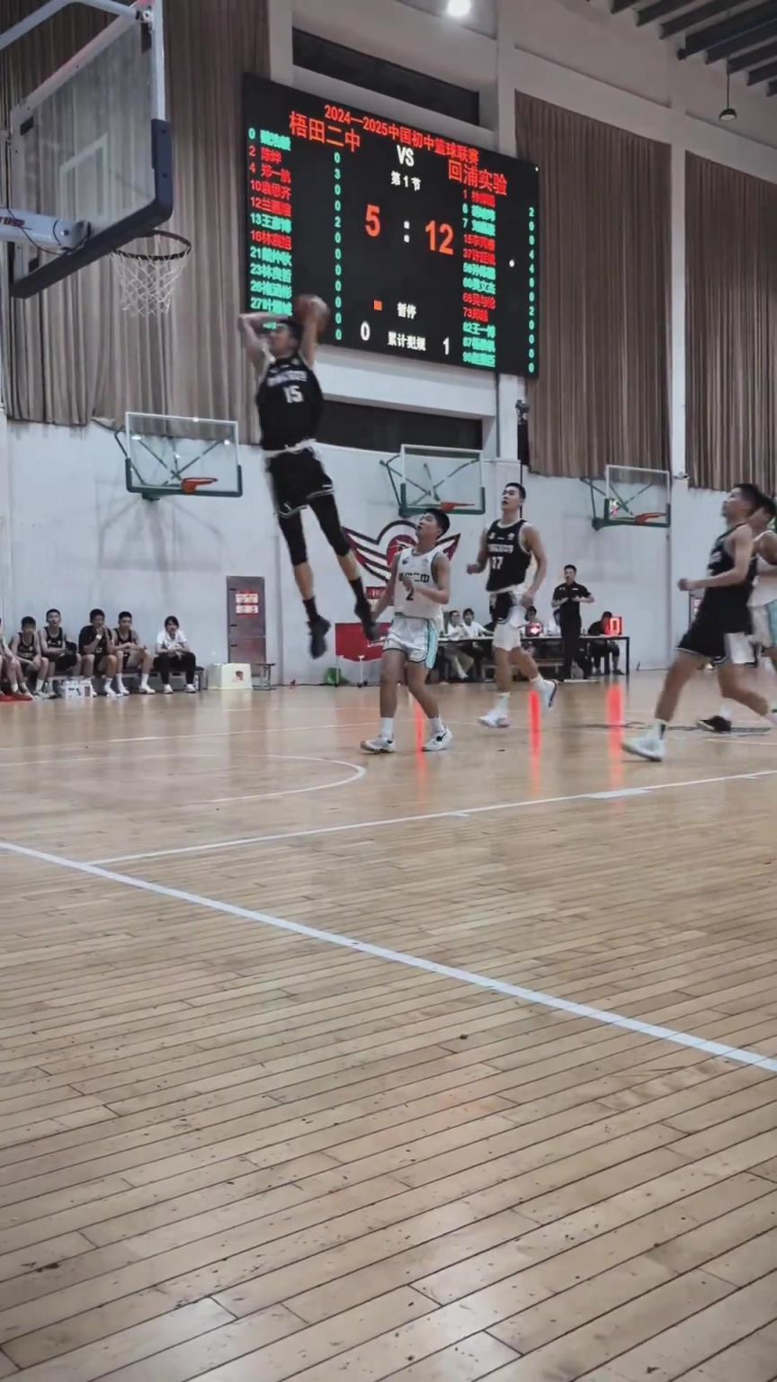 起來就扣啊!現在的初中生都這么打球的嗎