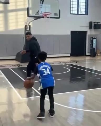 交易價值急劇下降!字母哥和小球迷單挑被當面絕殺