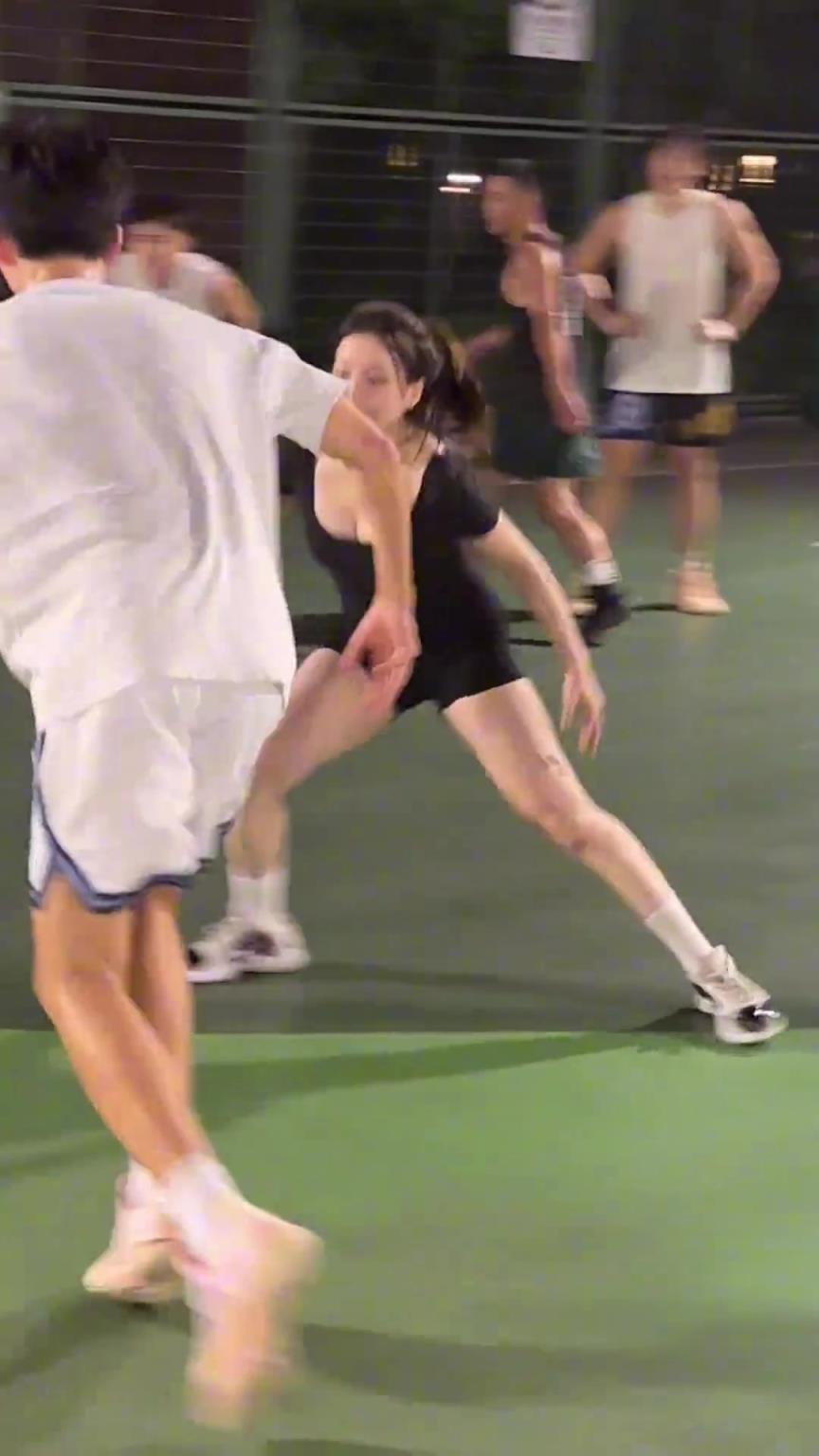 小姐姐防得真兇!瘦點的男生都拿她沒辦法